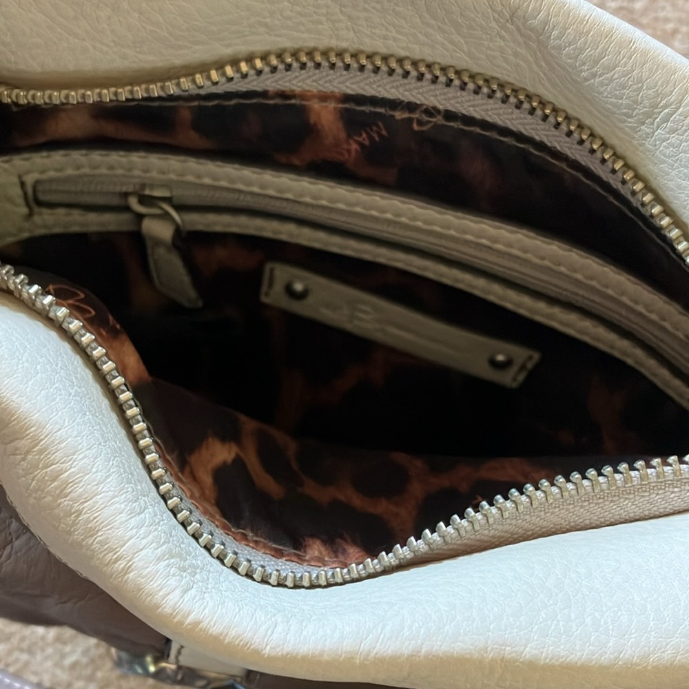 B MAKOWSKY CROSS BODY WITH ENCLOSED WALLET
CLAY AND CREAM COLOR
EX CONDITION - Picture 6 of 11